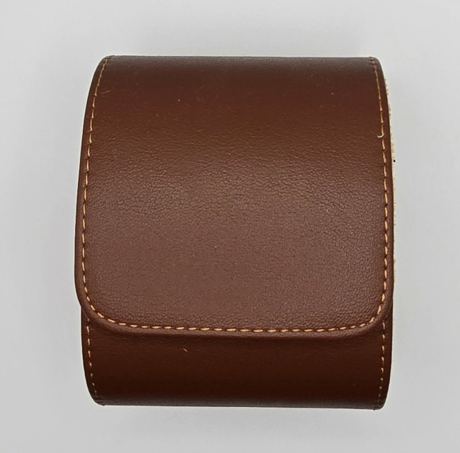 Étui cylindrique de voyage pour une montre en cuir brun