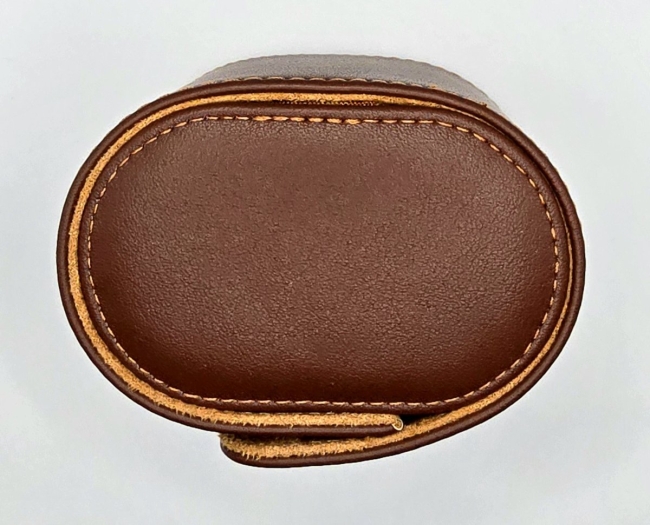 Étui cylindrique de voyage pour une montre en cuir brun