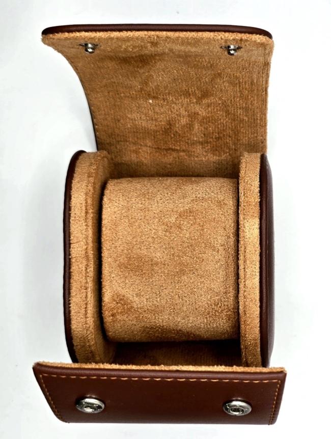 Étui cylindrique de voyage pour une montre en cuir brun