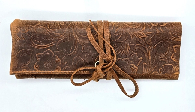 Marmotte en cuir gaufré à motifs floraux