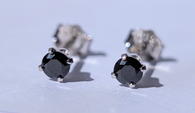 Gilgen &amp; Co - Puces d’oreilles en argent 925 et saphirs noirs naturels