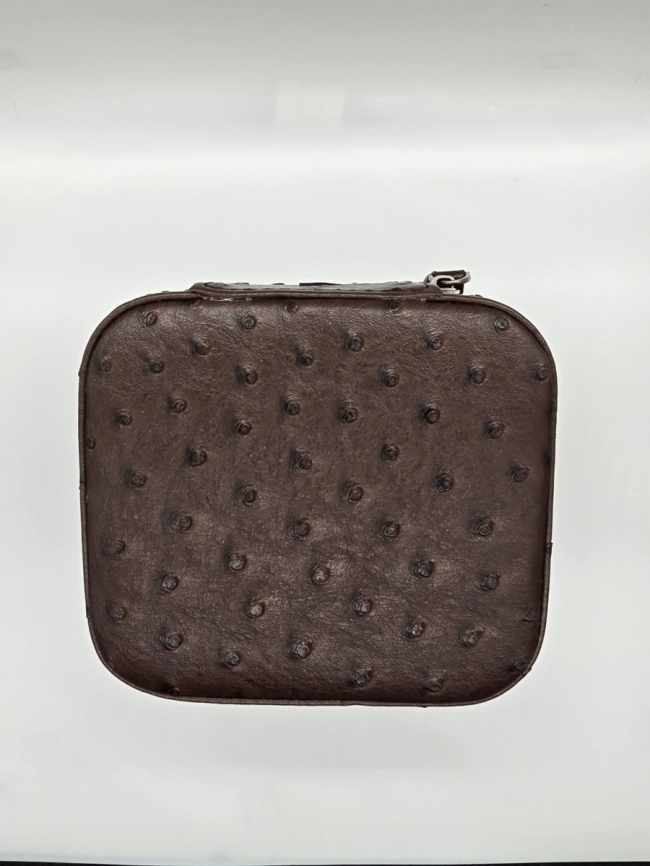 Boite de transport en simili cuir brun façon autruche pour deux montres.