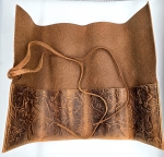 Marmotte en cuir gaufré à motifs floraux